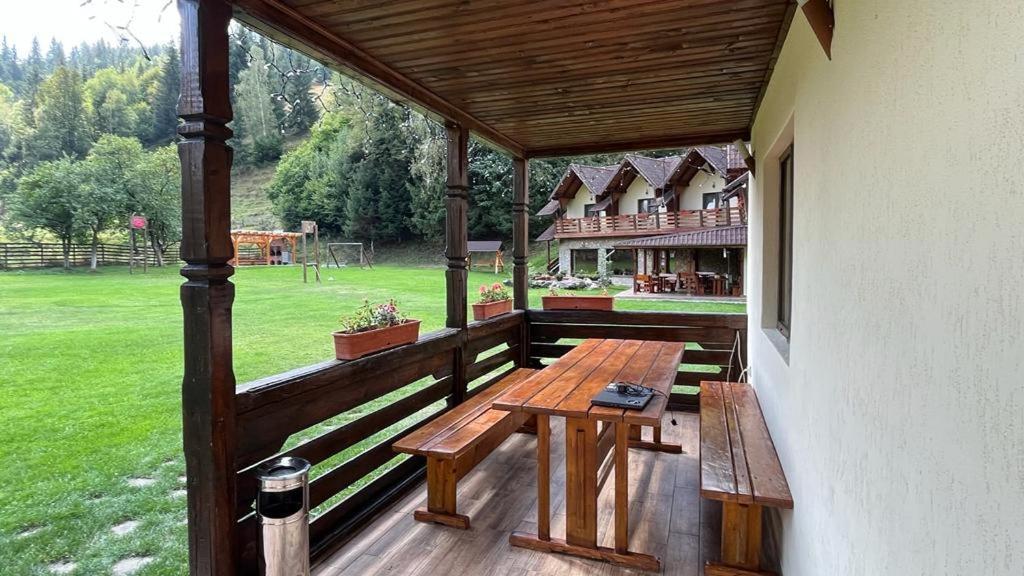 Hotel Pietrele Doamnei Pojorîta Esterno foto