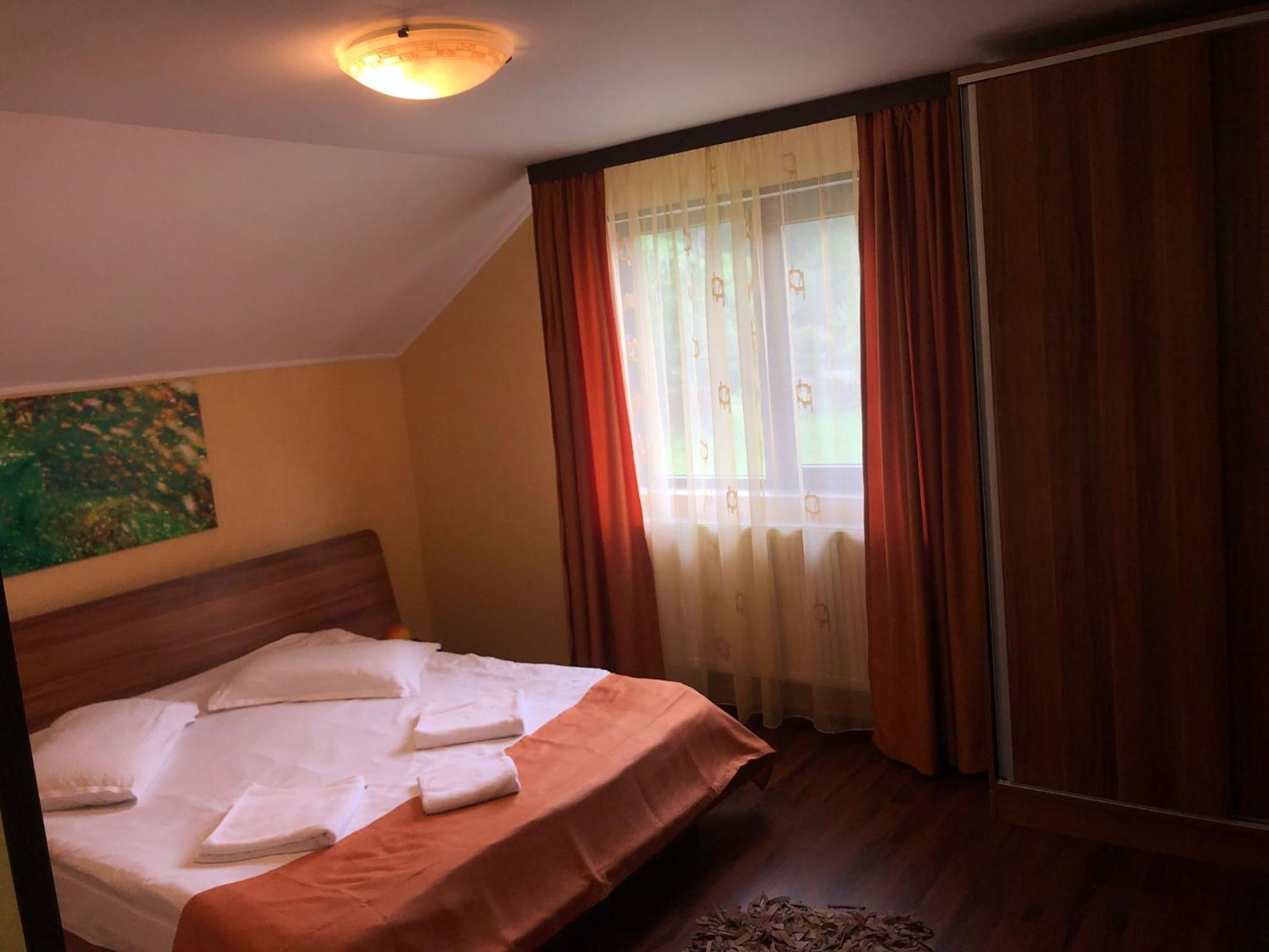 Hotel Pietrele Doamnei Pojorîta Esterno foto